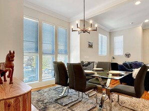 Dining - Rooftop Views • Chef’s Kitchen • Walk to Downtown (Raleigh)