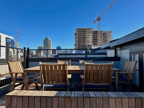 Outdoor dining - Rooftop Views • Chef’s Kitchen • Walk to Downtown (Raleigh)