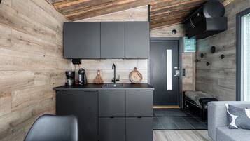 Superior-Studio, Seeblick | Eigene Kochnische | Mini-Kühlschrank, Mikrowelle, Wasserkocher mit Kaffee-/Teezubehör