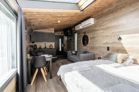 Laptop workspace, free WiFi