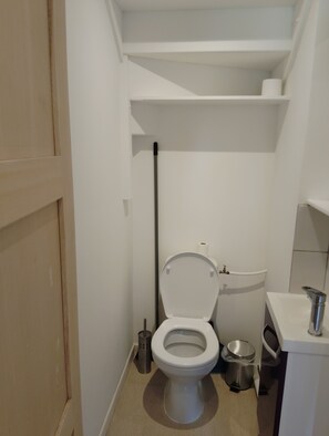 Dusche, Handtücher, Seife, Toilettenpapier