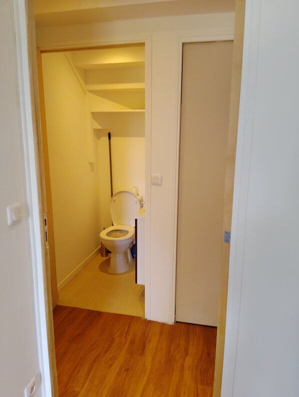 Unclassified image, 1 of 8, button