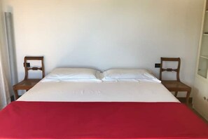 2 bedrooms, iron/ironing board, Internet, bed sheets