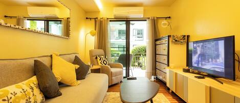 基础公寓, 阳台 | 起居区 | 平板电视