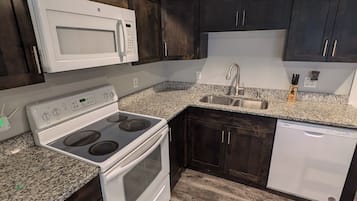 Refrigerador, microondas, horno y parrilla de estufa