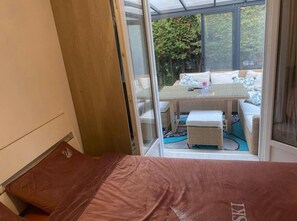 Tabla de planchar con plancha, wifi y ropa de cama