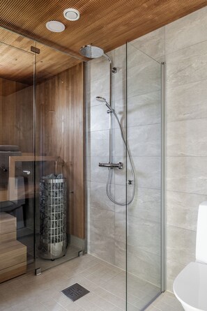 Regadera, bidet, toallas, jabón 