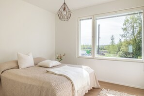 3 bedrooms, iron/ironing board, WiFi, bed sheets