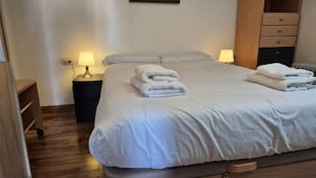 3 slaapkamers, een strijkplank/strijkijzer, beddengoed