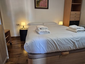 3 habitaciones, tabla de planchar con plancha y ropa de cama 