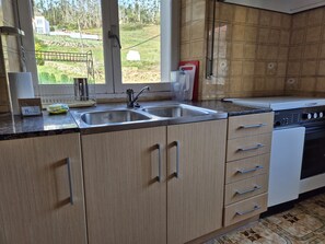 Kjøleskap, mikrobølgeovn, ovn og kaffetrakter/tekoker