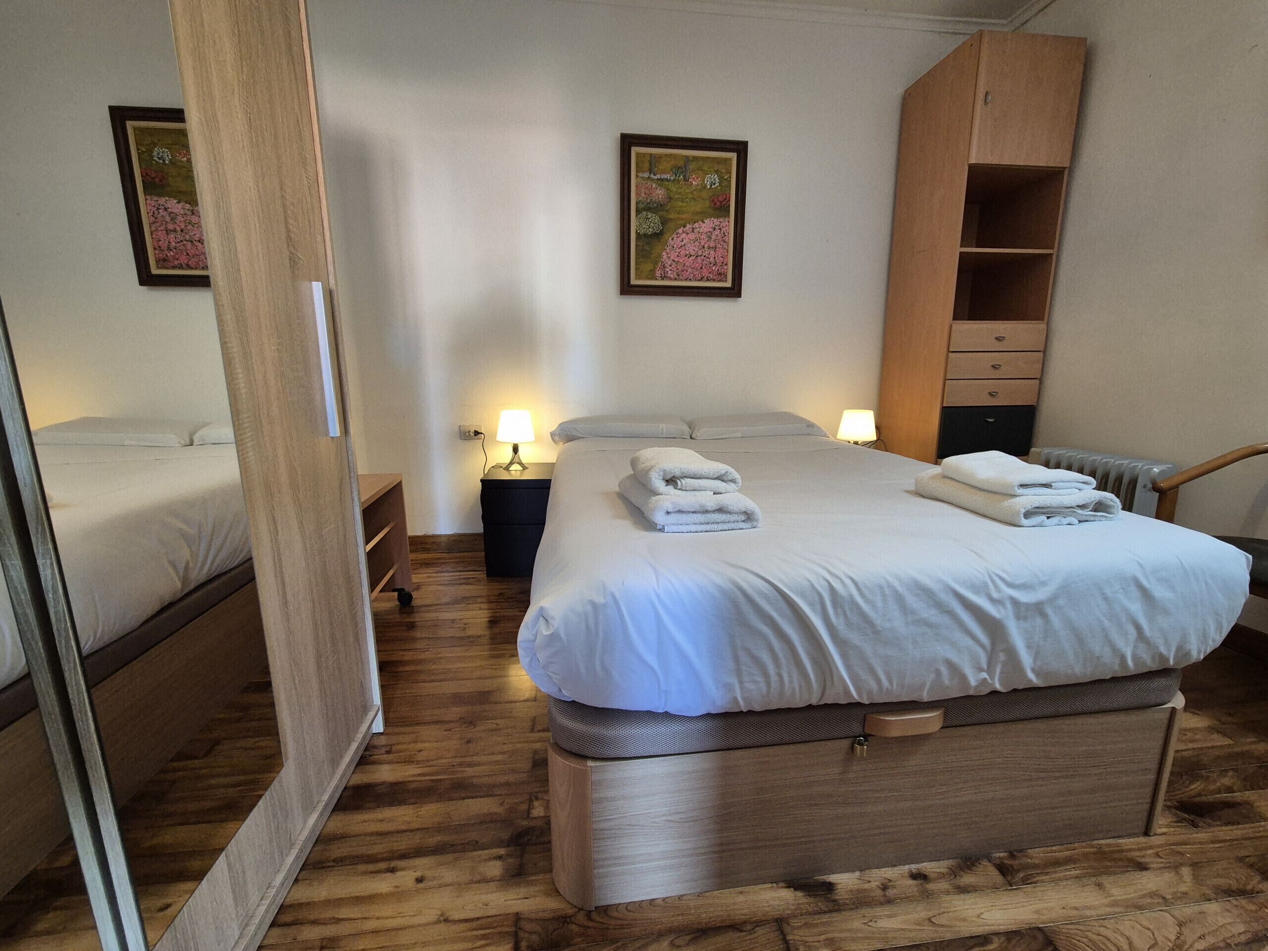 3 quartos, ferros/tábuas de passar roupa, roupa de cama