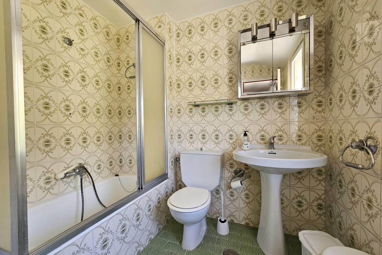 Ein Badezimmer mit Toilette, Waschbecken und Dusche.