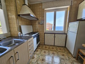 Réfrigérateur, micro-ondes, four, cafetière/bouilloire