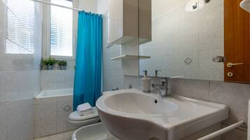 Haartrockner, Bidet, HandtĂŒcher, Seife