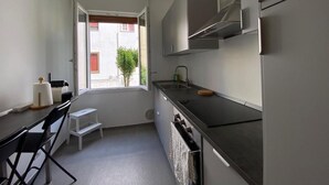 Coffee/tea maker, fridge, microwave, oven