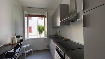 KĂŒhlschrank, Mikrowelle, Ofen, Herdplatte