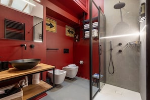 تجهيزات دش، مجففات شعر، مراحيض شطف، مناشف