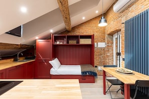 1 غرفة نوم ومكواة/لوح كي وخدمة الإنترنت وملاءات أسرّة