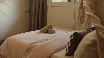 4 bedrooms, iron/ironing board, WiFi, bed sheets
