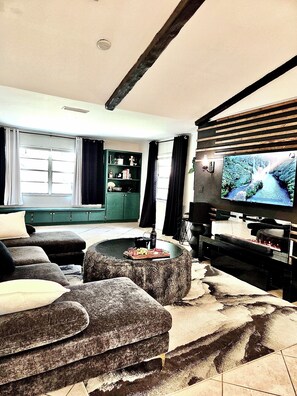 Smart TV, chimenea y estéreo