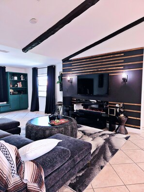 Smart TV, chimenea y estéreo