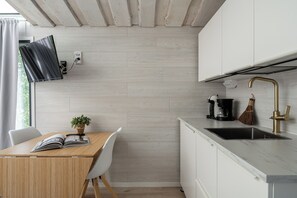 Mini-Kühlschrank, Mikrowelle, Wasserkocher mit Kaffee-/Teezubehör
