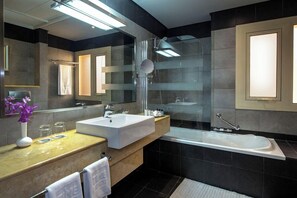 Shower, slippers, towels, soap - Time Grand Plaza (Dubai)