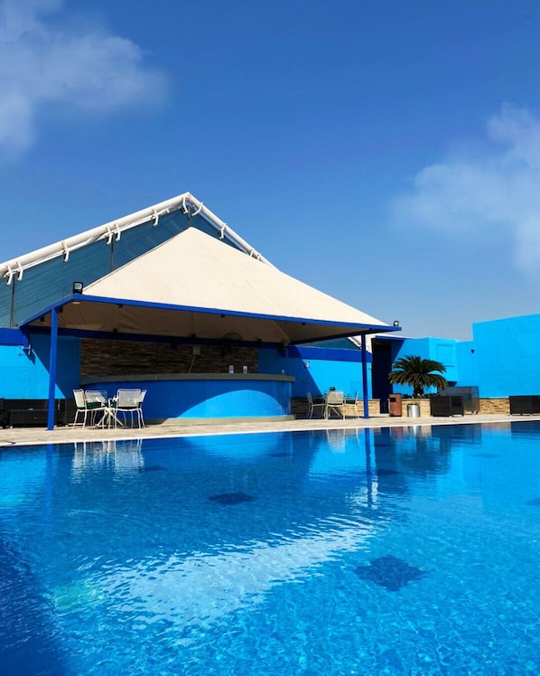 Swim-up bar