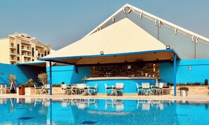 Indoor pool, pool umbrellas, pool loungers - Time Grand Plaza (Dubai)