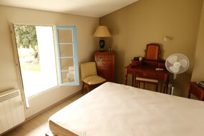 4 bedrooms, iron/ironing board, bed sheets