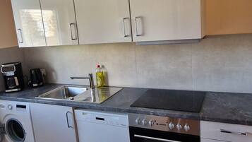 Fridge, oven, stovetop, dishwasher