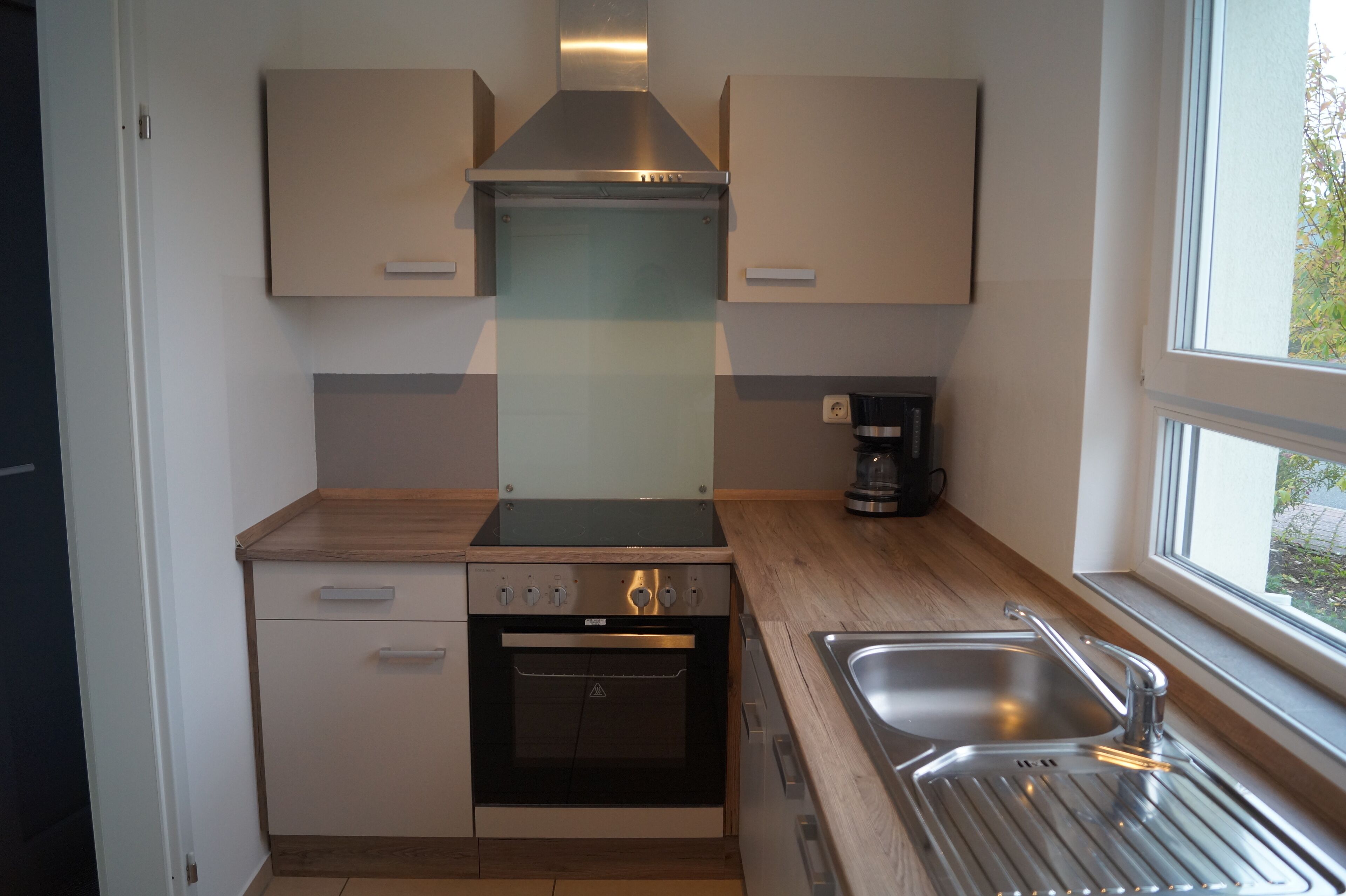 Frigorífico, horno, placa de cocina y lavavajillas