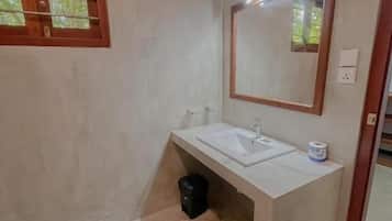 Chambre Double Deluxe, vue jardin | Salle de bain | Douche, articles de toilette gratuits, serviettes fournies, savon