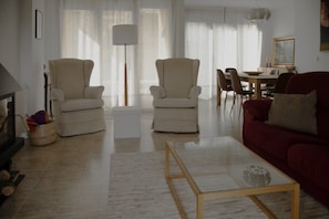 Smart TV, fireplace, stereo