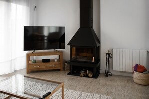 Smart-tv och eldstad