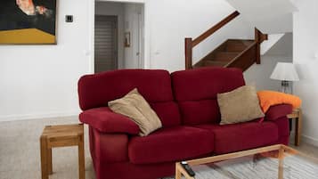 TV connectée, cheminée, chaîne hi-fi