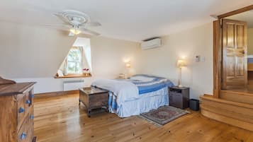 4 bedrooms, iron/ironing board, travel cot, free WiFi