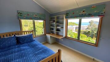 5 bedrooms, desk, WiFi, bed sheets