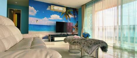 Apartment, 2 Bedrooms, Accessible, Smoking | Living room