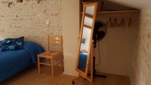 1 habitación, escritorio, wifi gratis y ropa de cama