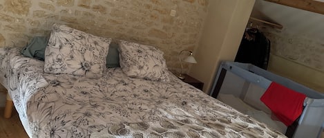 1 Schlafzimmer, Schreibtisch, Reisekinderbett, kostenloses WLAN