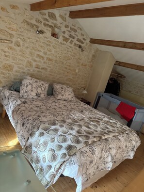 1 bedroom, desk, free WiFi, bed sheets