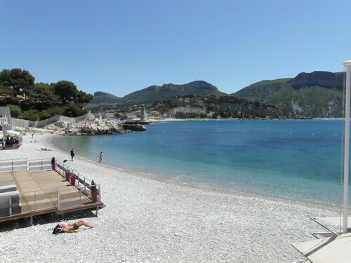 Apartment for 4 people in sea-view villa with pool and spa.