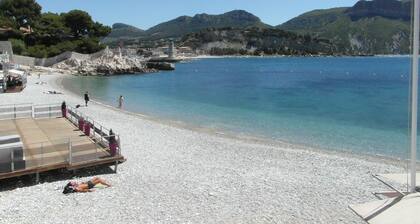 Apartment for 4 people in sea-view villa with pool and spa.