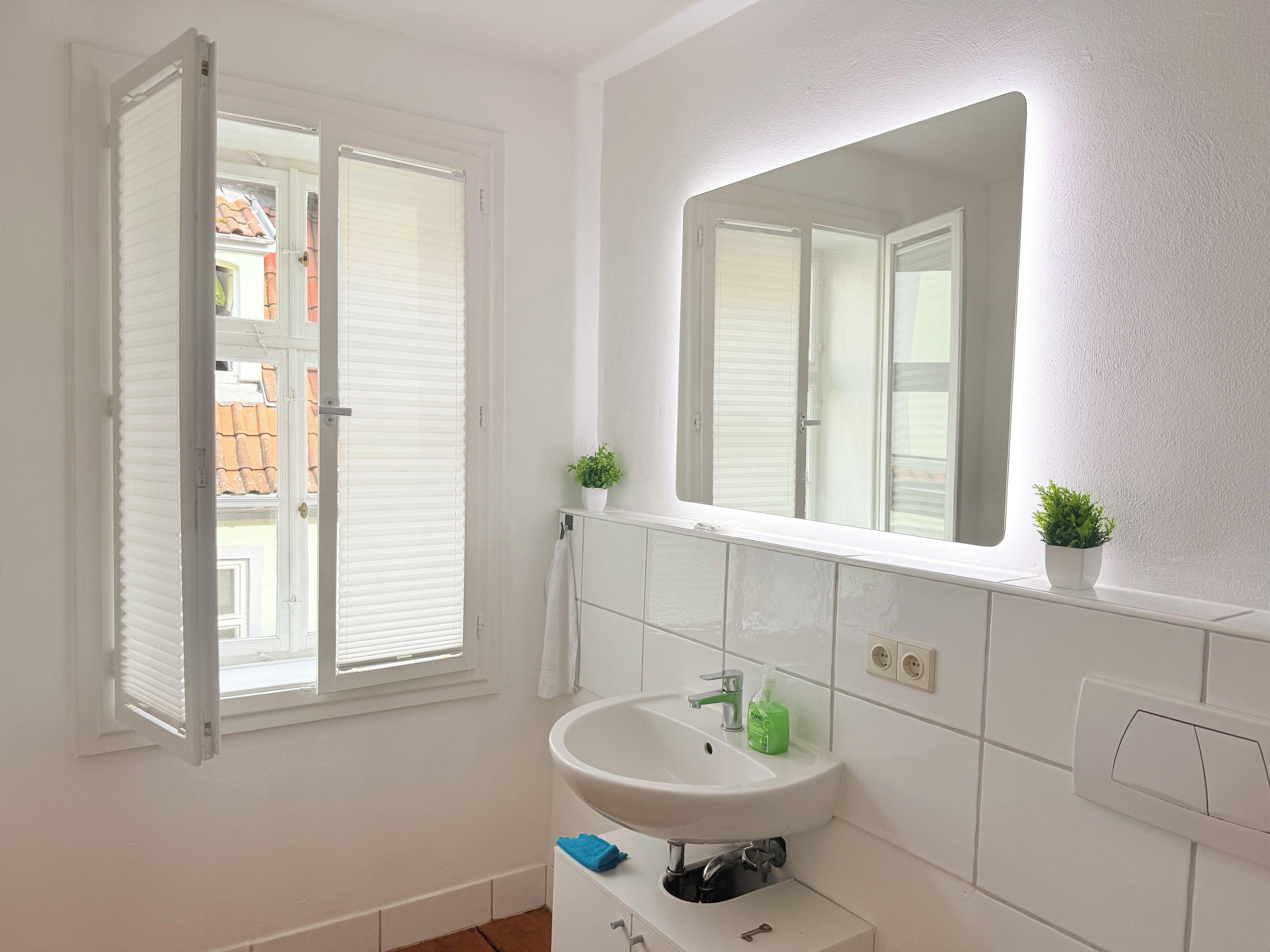 Chuveiro, secador de cabelo, toalhas de banho, sabonete