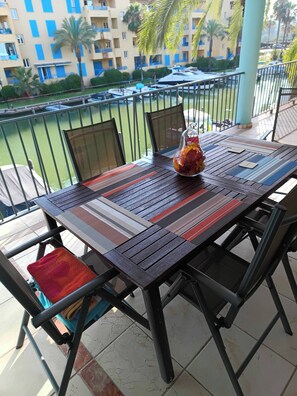 Appartement, 3 chambres, accessible aux personnes à mobilité réduite, fumeur | Restauration en plein air