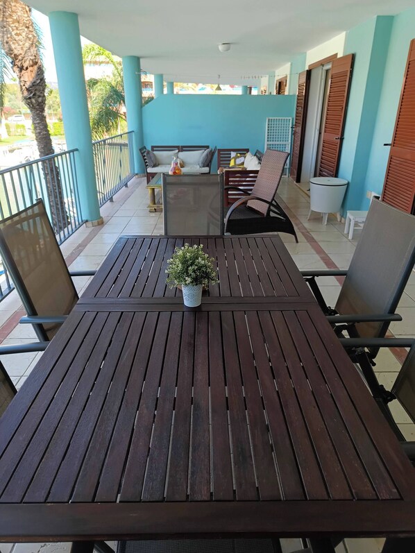 アパートメント 3 ベッドルーム バリアフリー 喫煙可 | 屋外ダイニングエリア