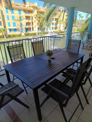 تناول الطعام بالخارج