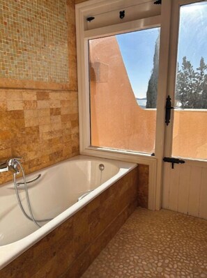 Douche, sèche-cheveux, serviettes fournies, savon